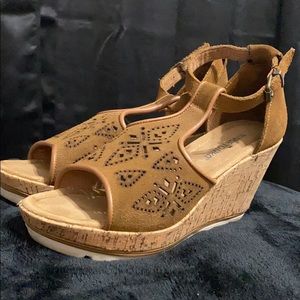 8.5-9 brown Minnetonka platforms